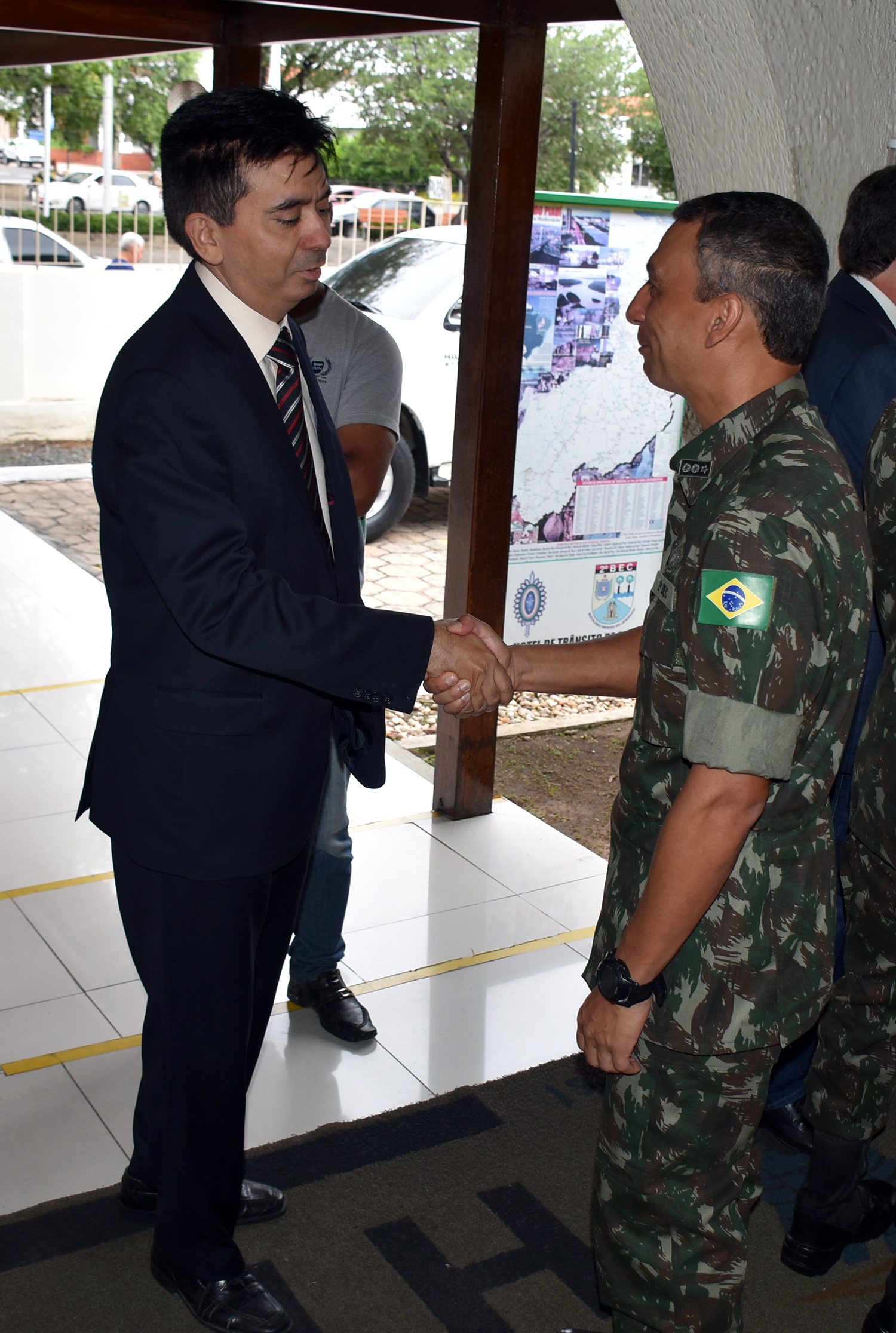 Agliberto Gomes, diretor do Foro da Justiça Federal no Piauí, cumprimenta Artur Costa Moura, comandante militar do Nordeste