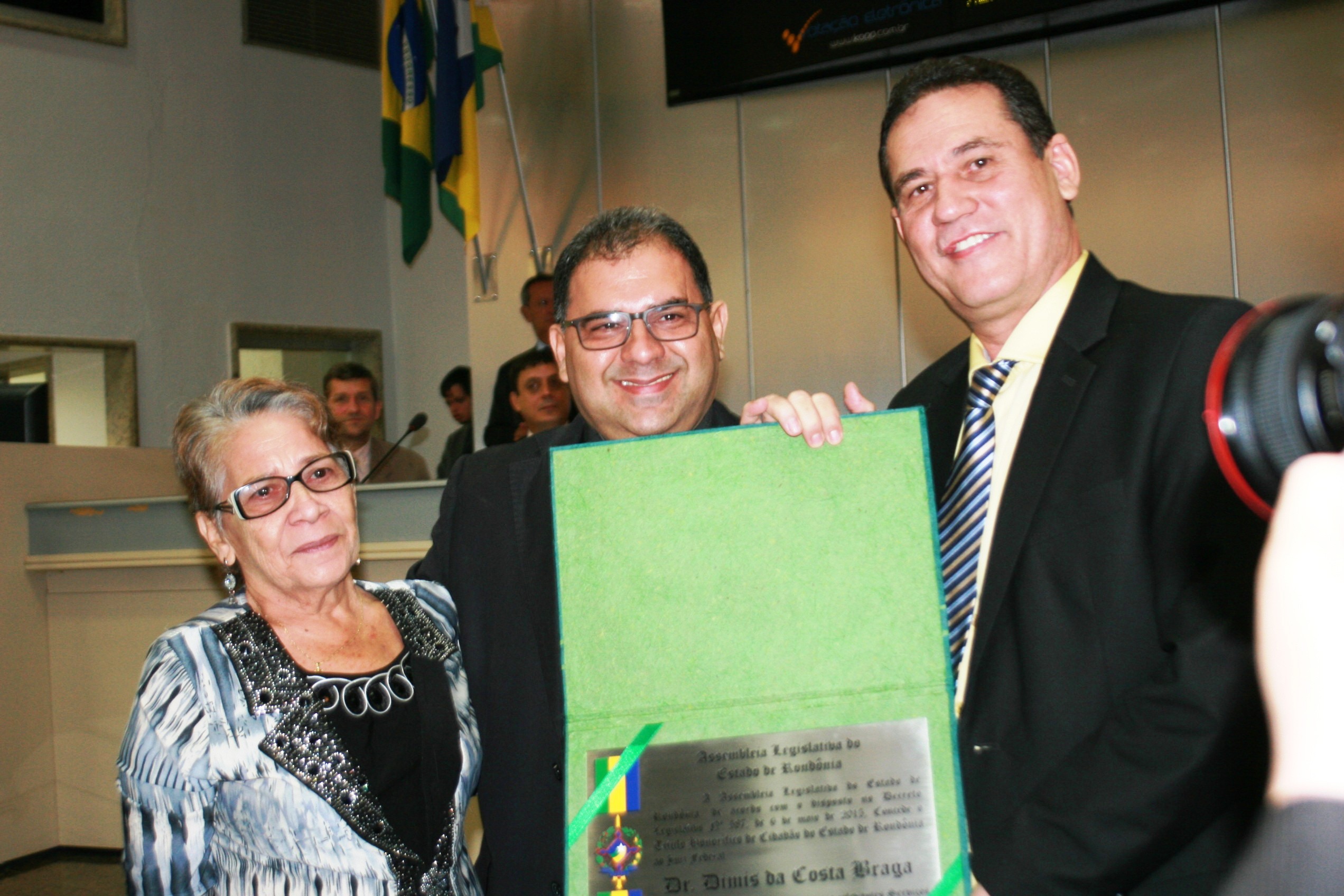 Juiz federal Dimis Braga recebendo o título de Cidadão Rondoniense
