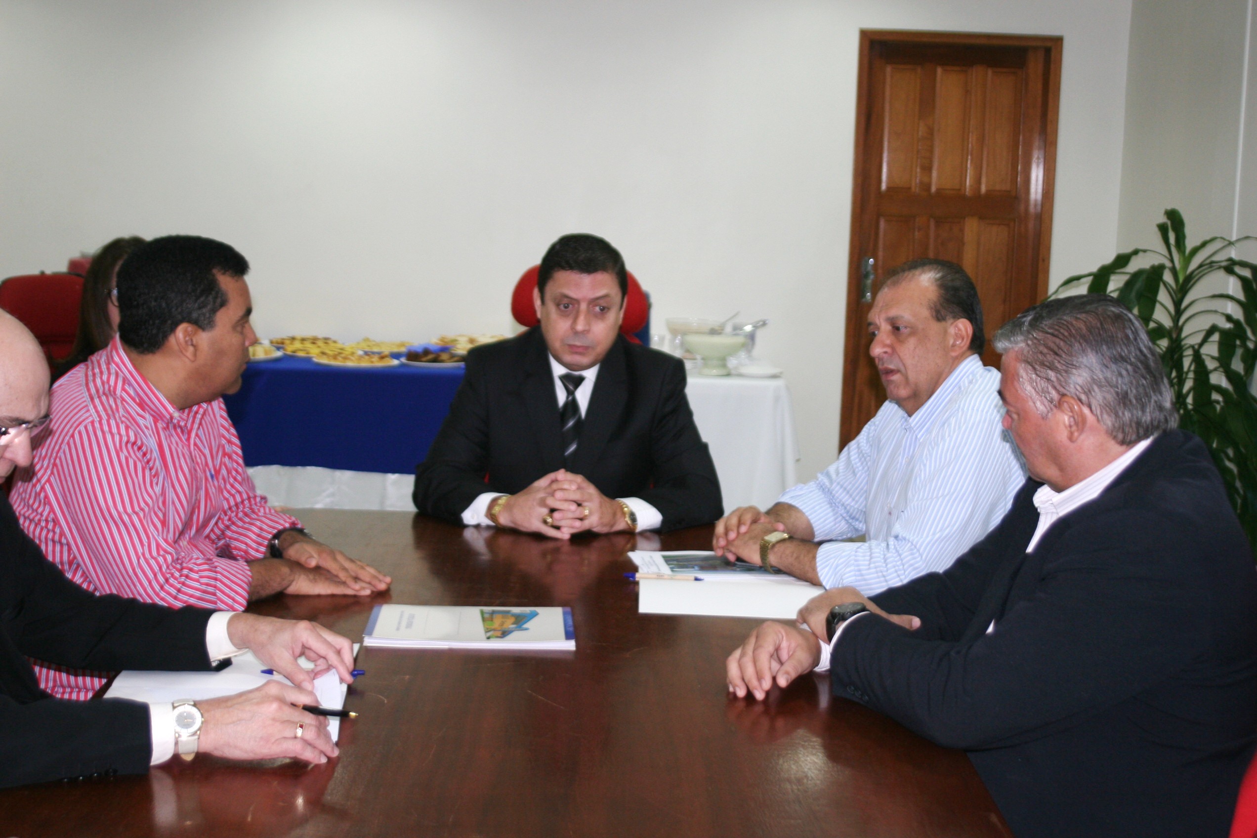 Juiz Herculano Nacif reunido com deputados federais e sindicalistas