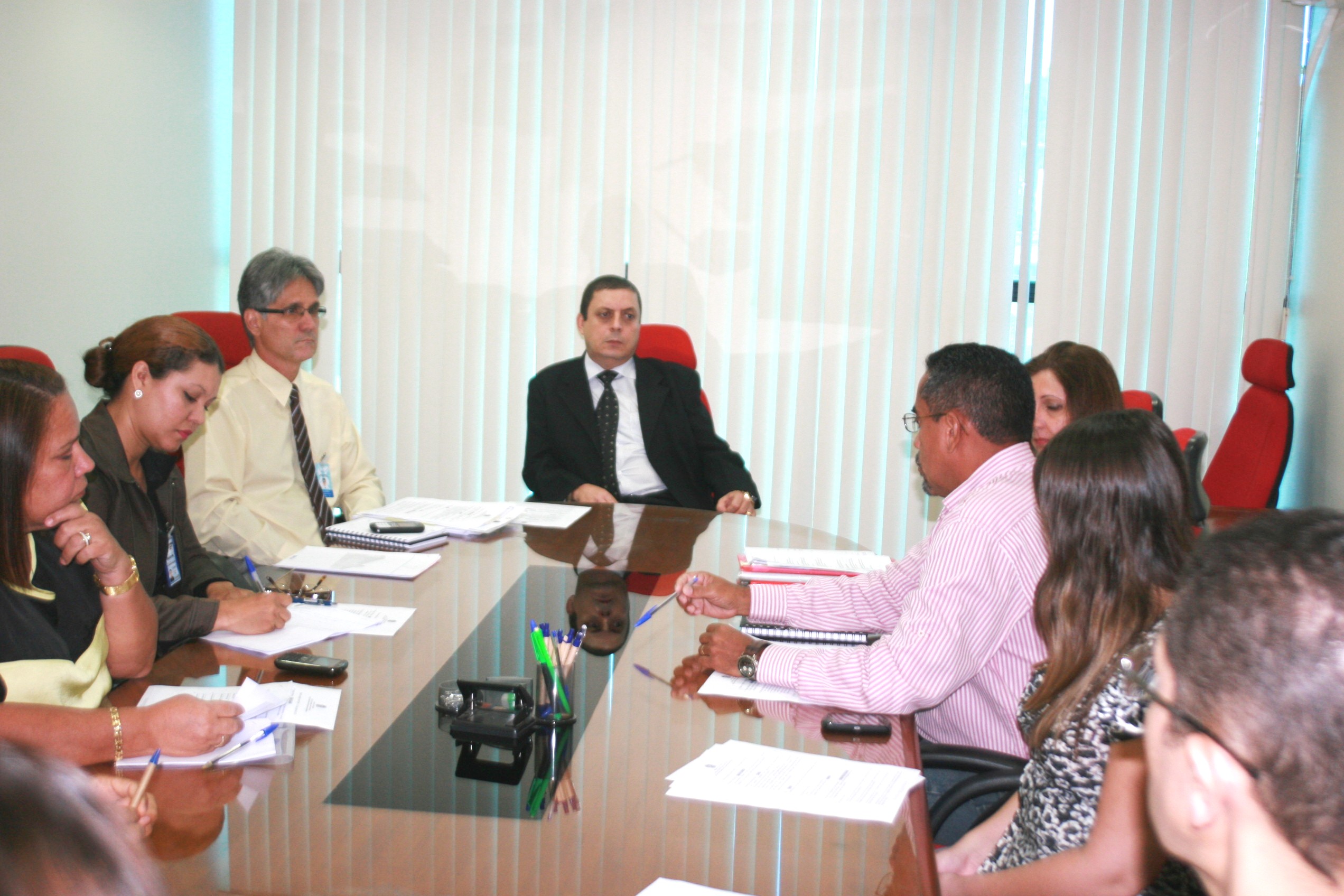 Herculano Martins em reunião com assessores administrativos da seccional