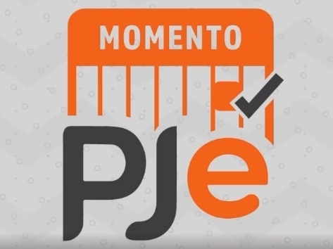 Banner momento PJe. Fundo cinza, e letras laranja e preto escrito “Momento PJe