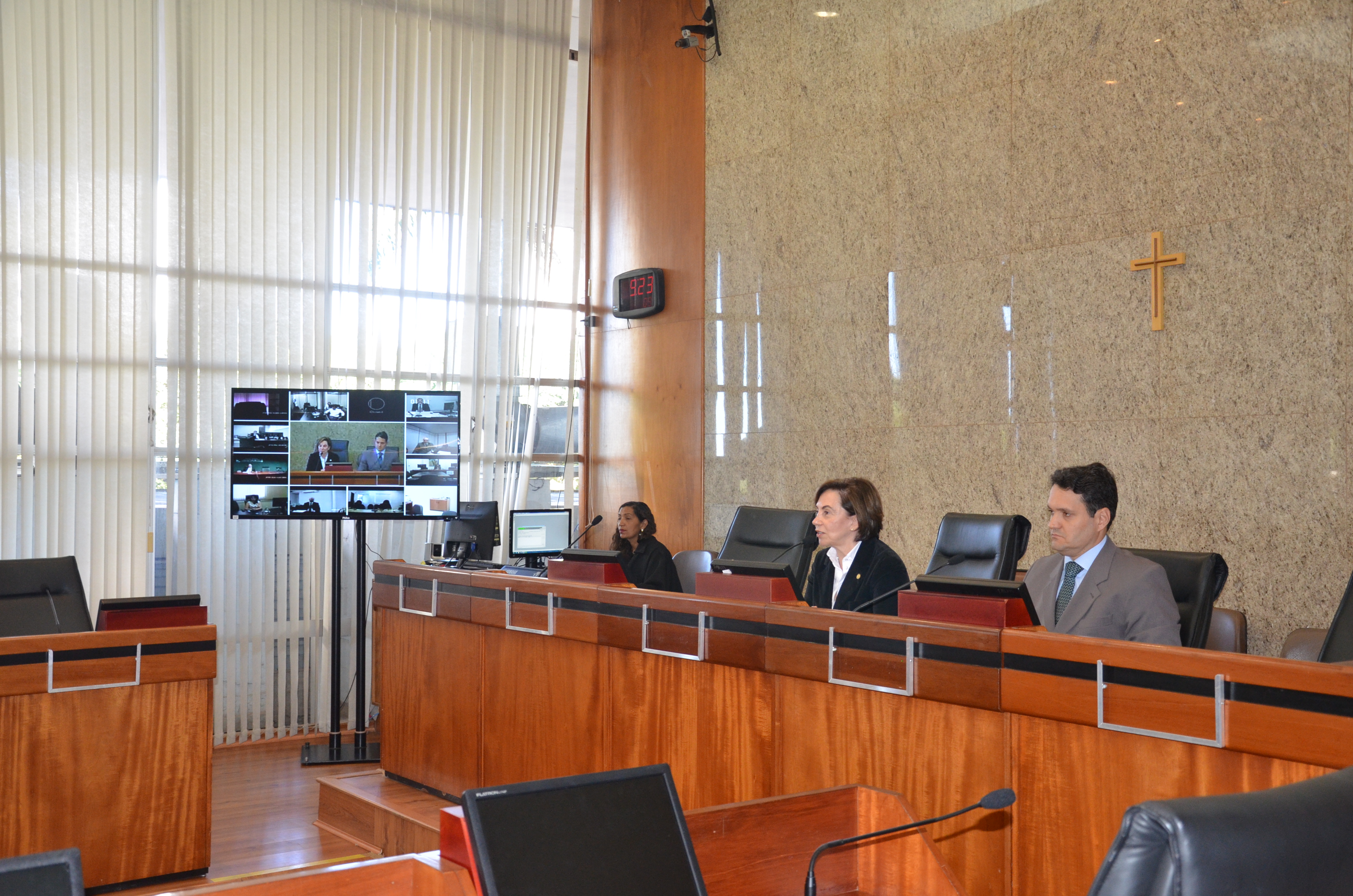 INSTITUCIONAL: Corregedora regional realiza videoconferência com juízes formadores