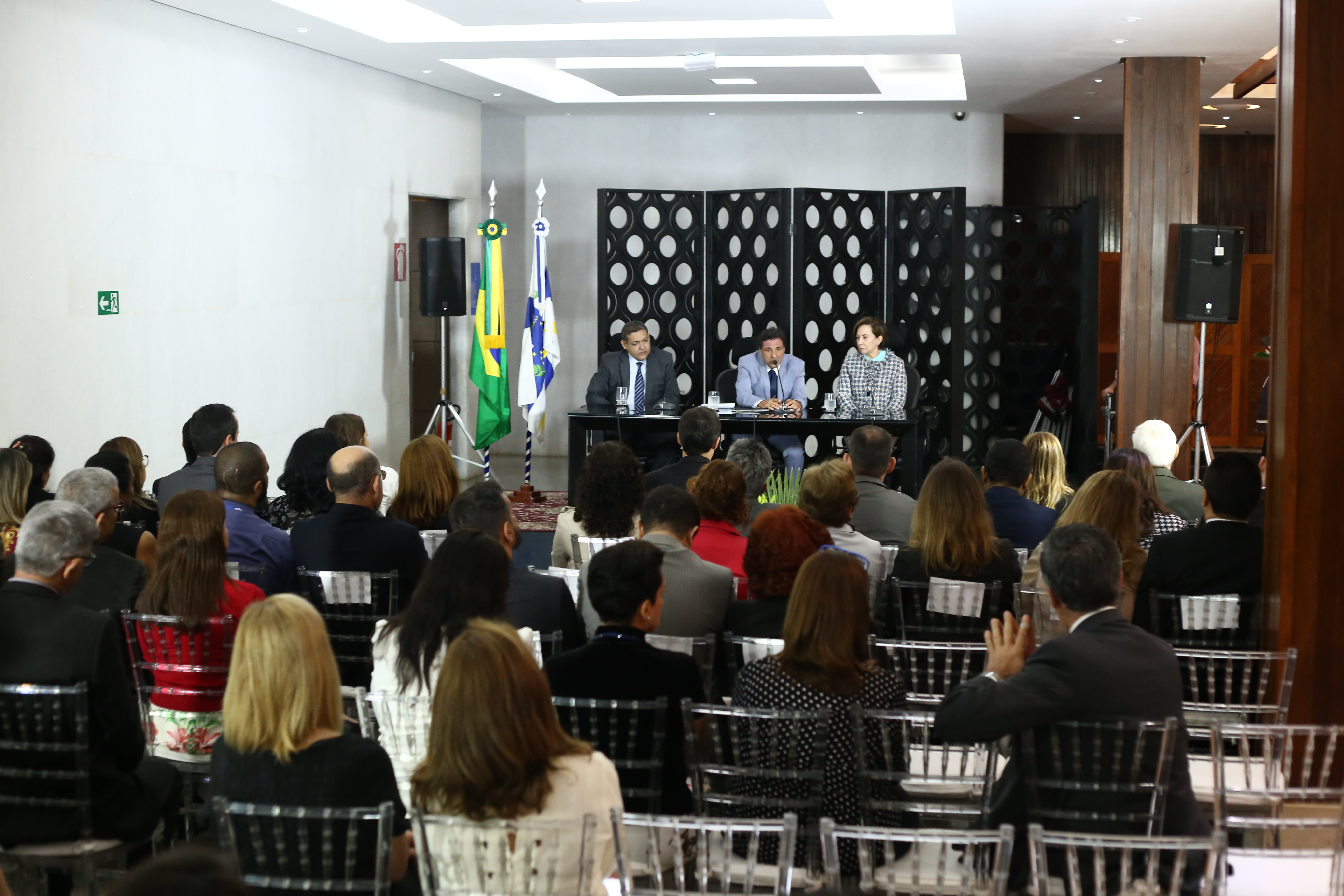 INSTITUCIONAL: Presidente Carlos Moreira Alves empossa novos diretores e assessores do TRF1