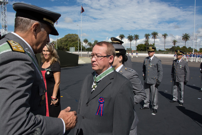 INSTITUCIONAL:  Presidente Cândido Ribeiro é homenageado pelo Exército Brasileiro
