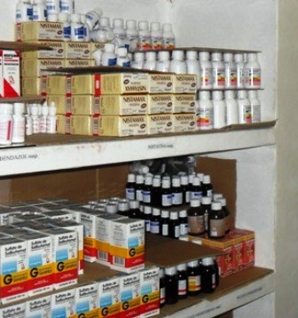 DECISÃO:   Farmacêutico não precisa estar presente nos postos de distribuição de medicamentos em municípios