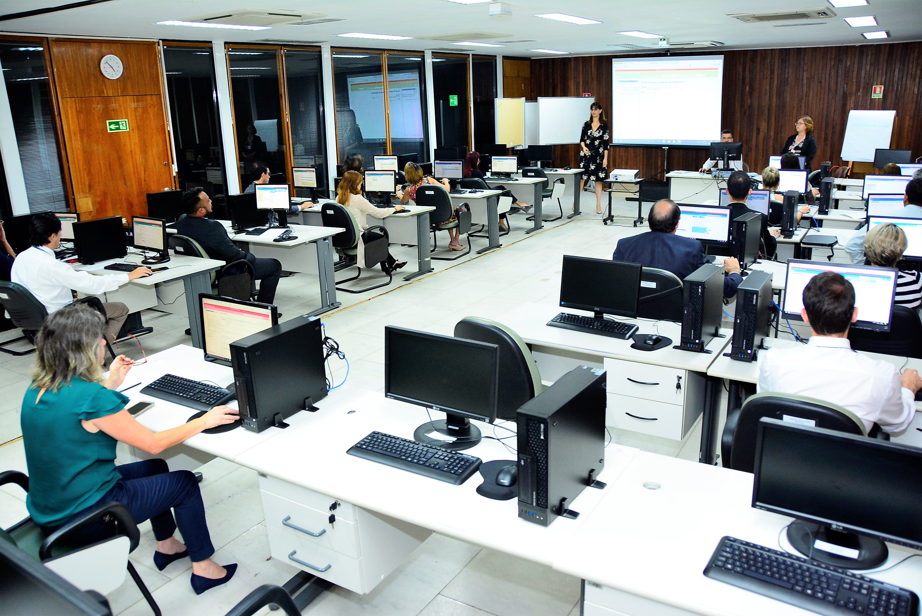 INSTITUCIONAL: Servidores participam de treinamento sobre a nova ferramenta de gestão processual SEI Julgar