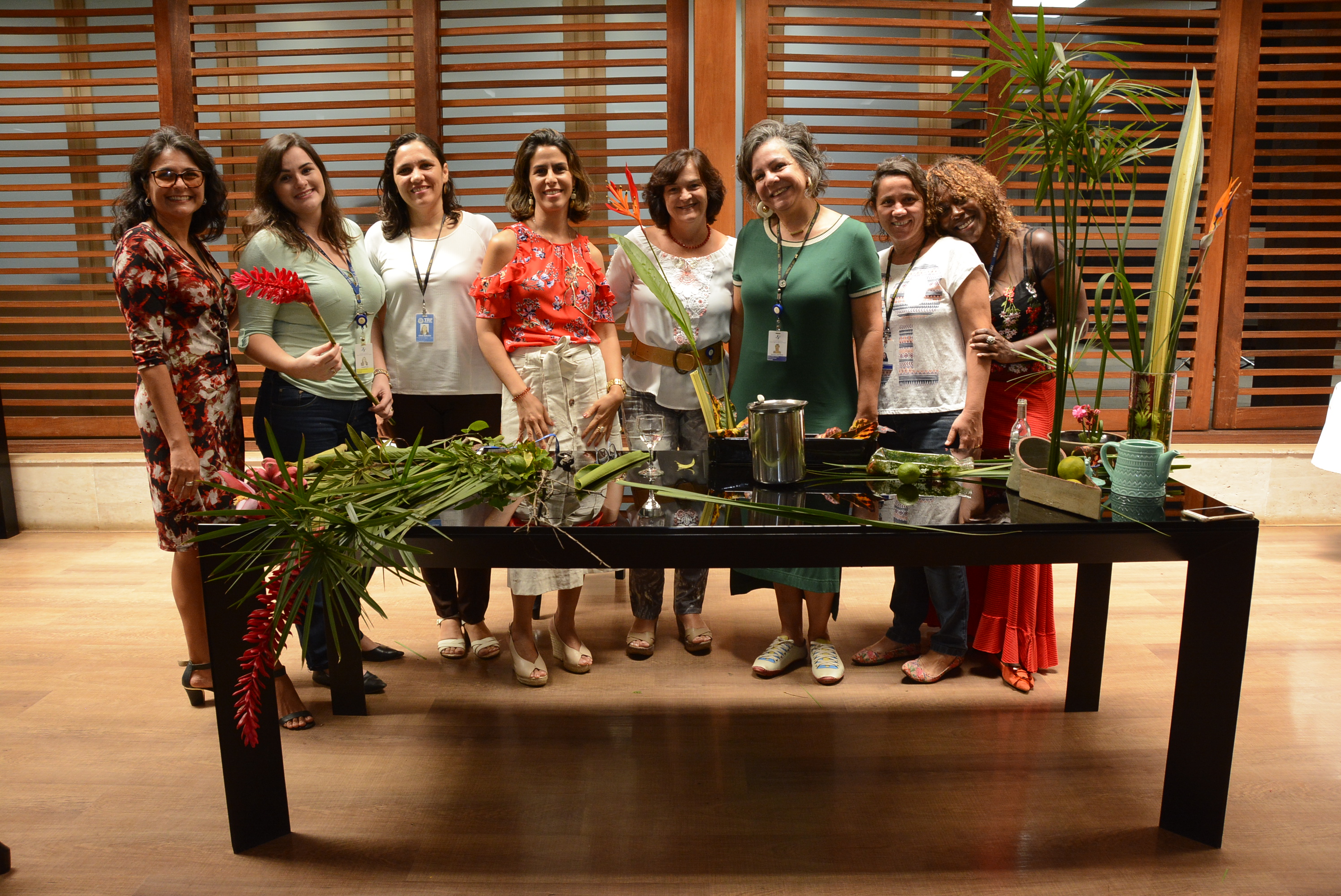 INSTITUCIONAL: Semana da Mulher: oficina aborda técnica de transformação de plantas naturais em arranjos decorativos
