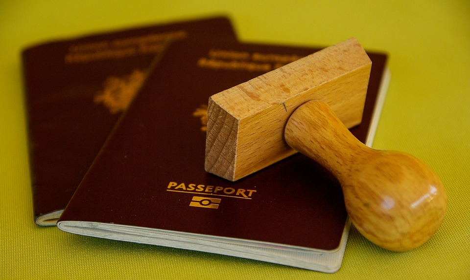 DECISÃO: Fuga do país não configura motivo torpe para aumento de pena de réu que falsificou passaporte