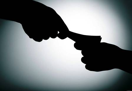 DECISÃO: Pratica corrupção ativa quem oferece vantagem indevida independentemente do recebimento pelo agente