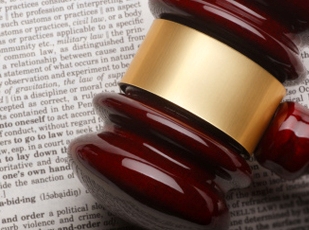 DECISÃO: Servidores dos tribunais ou conselhos de contas são impedidos de exercer a advocacia