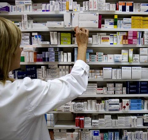DECISÃO: É permitida às farmácias e drogarias a comercialização de artigos não farmacêuticos ou de conveniência