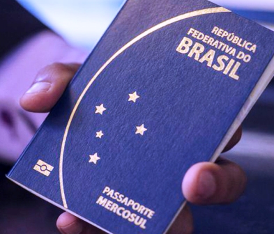 DECISÃO: Determinada a devolução de passaporte a réu que necessita se ausentar do país constantemente em viagem a trabalho